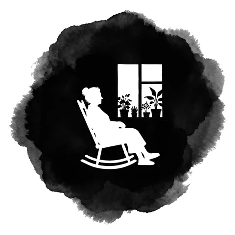 Una mujer mayor descansa en una mecedora junto a una ventana con plantas